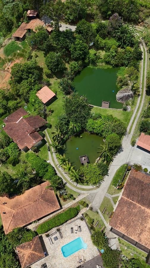 Vista aérea do lodge com os lagos, os chalés e a piscina entre a mata