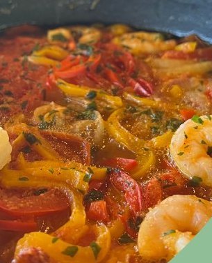 Moqueca de camarão servida na panela