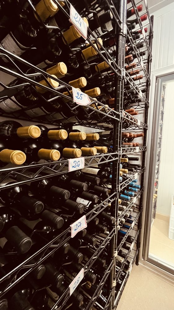 Adega com garrafas de vinho