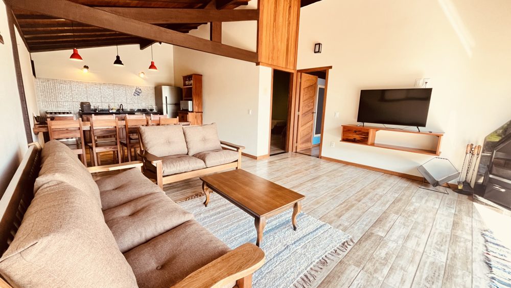 Sala do chalé com sofá e cozinha