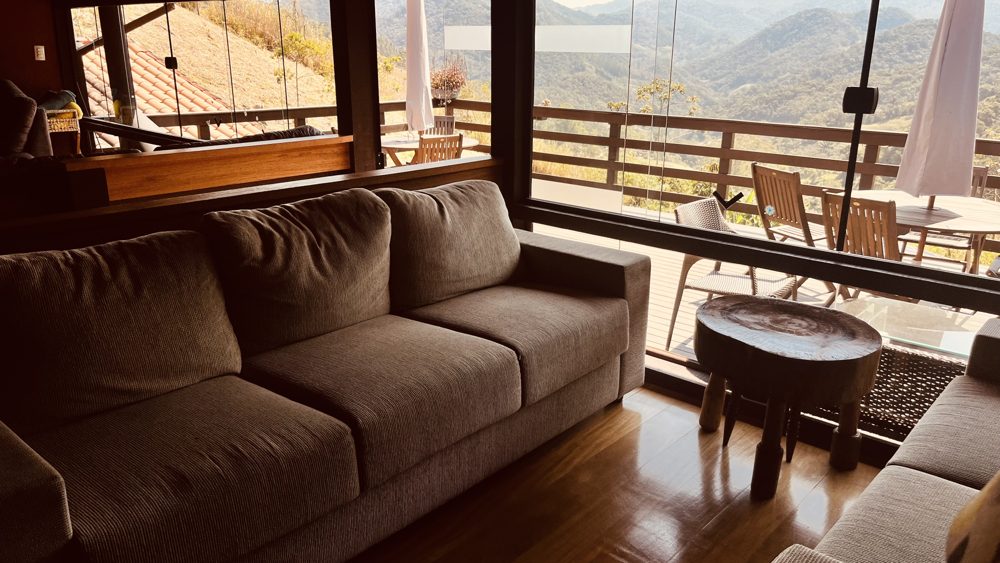 Sala de estar com sofá e vista para as montanhas