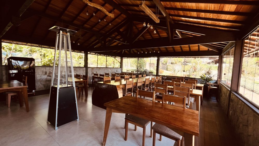 Espaço gourmet com mesas de madeira