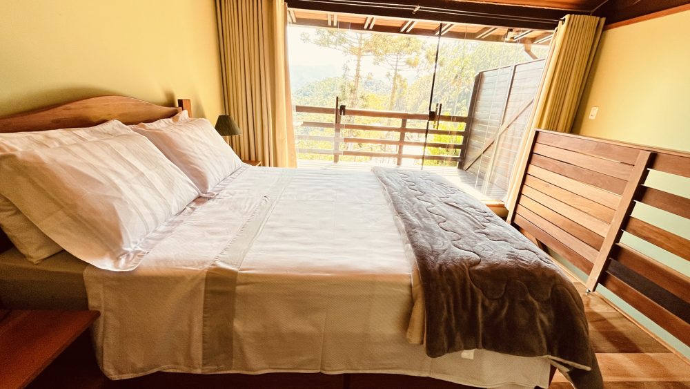 Suíte com cama de casal e varanda