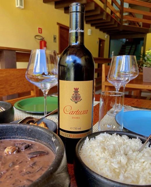 Feijoada com vinho tinto na mesa do restaurante