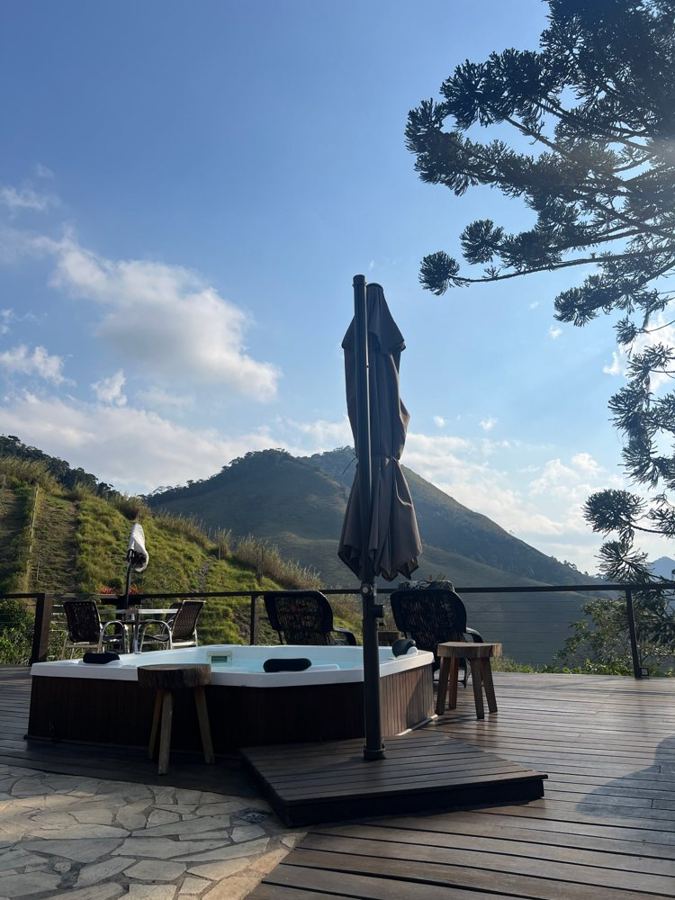 Ofurô no deck com a montanha e a araucária ao fundo